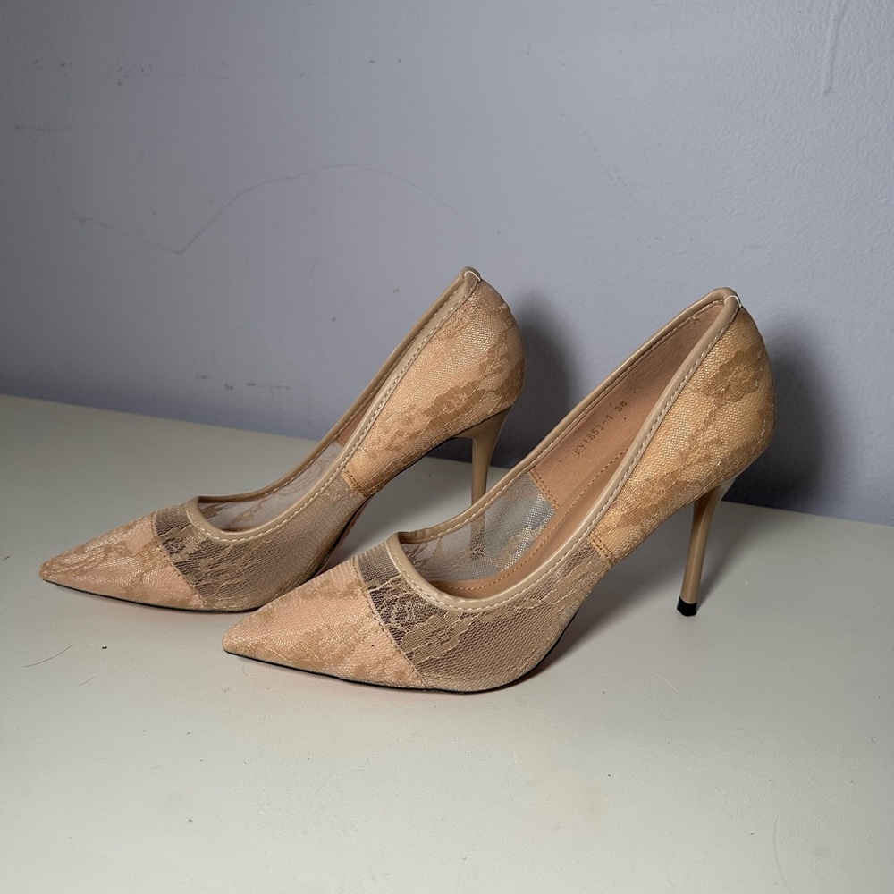 Elegant Cream and Tan Heels with Pointed Toe and High Heel